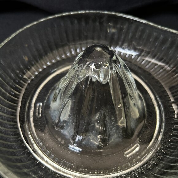Vintage Ribbed Clear Glass Fruit Juicer with Handle and Pouring Spout - Picture 5 of 11